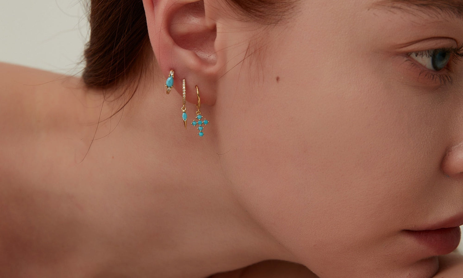 Accumulation d’oreilles et mini créoles : conseils pour un ear stack tendance.