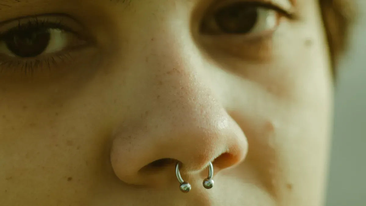 Guide complet du piercing du septum : douleur soins et risques