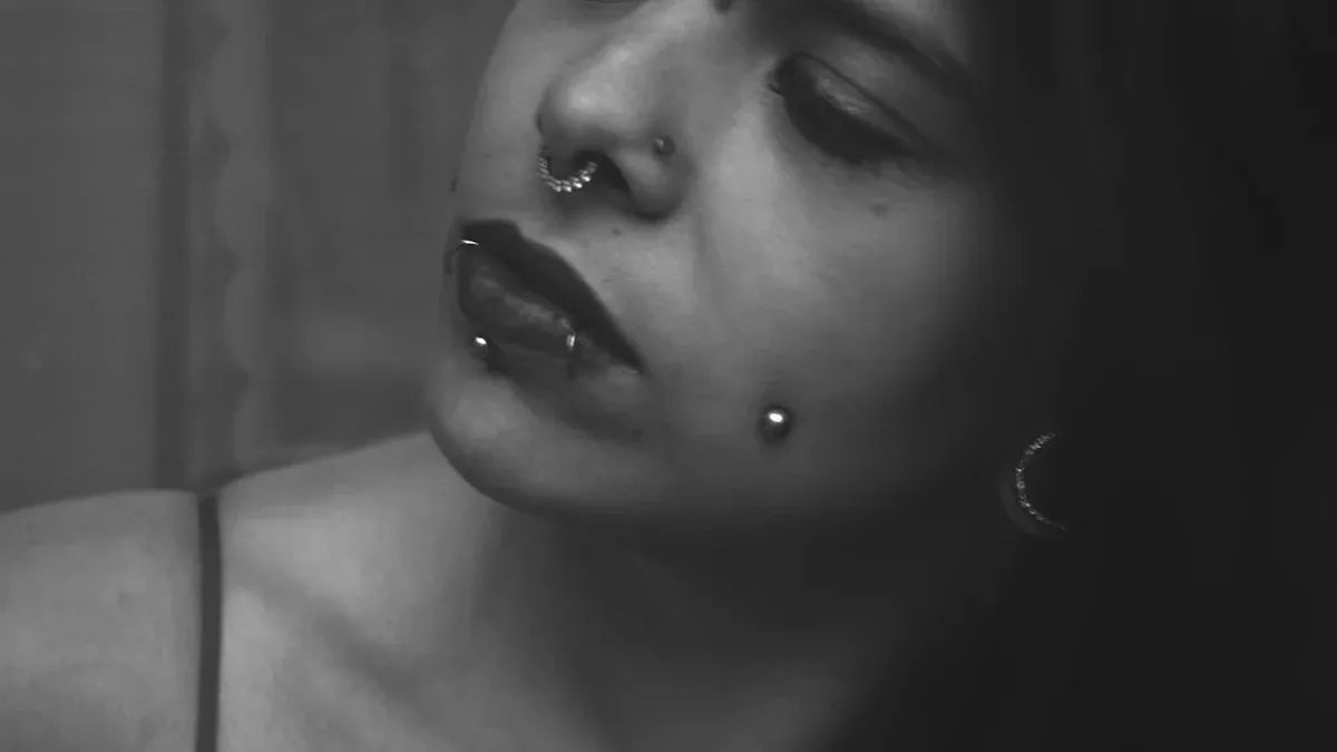 Piercing de surface vs Microdermal : Comprendre les techniques et les risques de rejet