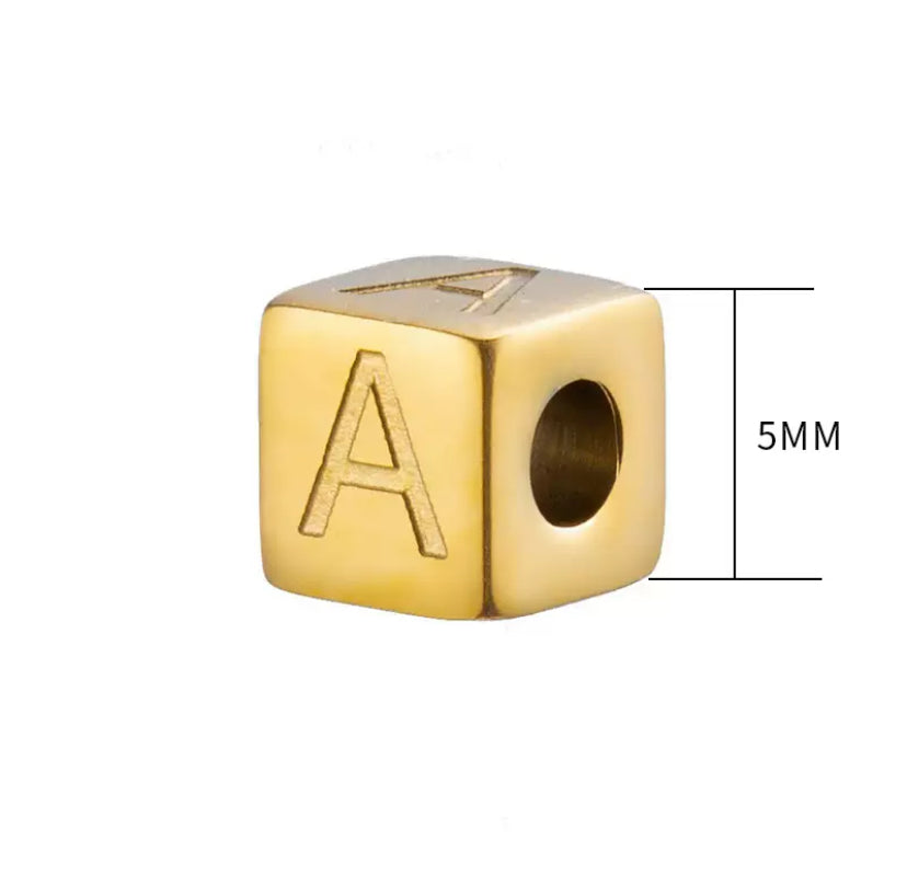 Charm Initiale Cube