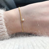 Bracelet chaîne fine or petites Boules avec perle blanche style minimaliste