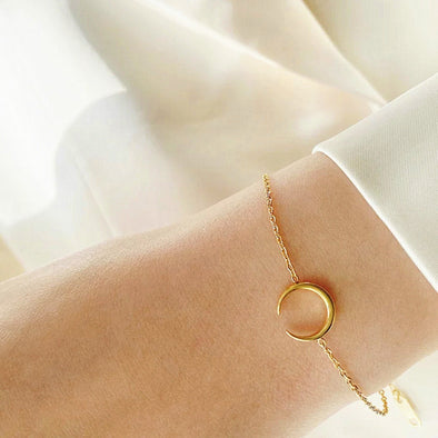 Gold Dainty Moon chain bracelet, Gold Stainless Steel Moon Stacking Bracelet, Sister Birthday gift, Gifts for mom