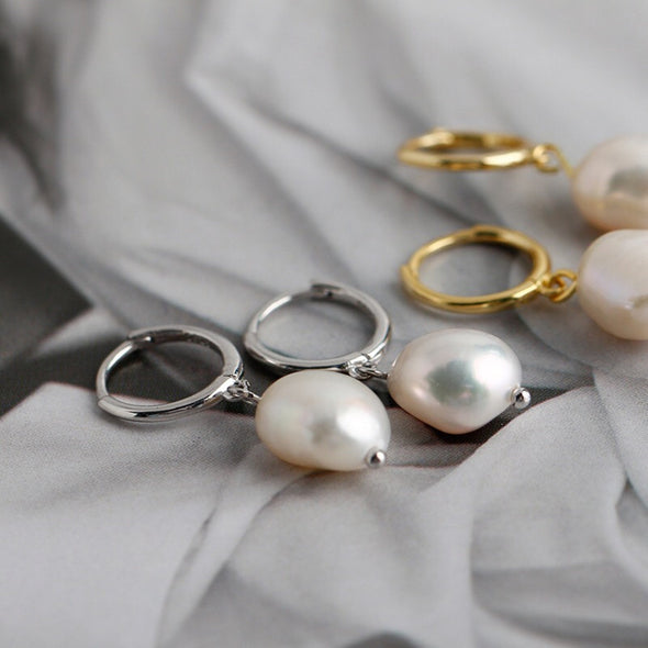 Gold Pearl Hoop Earrings, Minimal Tiny Huggie hoops with Pearl, Gold hoops Small Pearl Charm Hoop Earrings, bridesmaid GIft