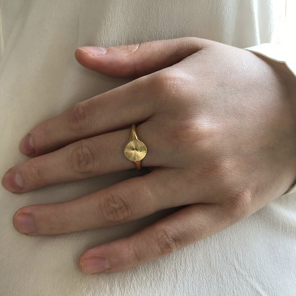 Dainty Gold Rond Ray of Sunshine Signet Ring with Boho Look