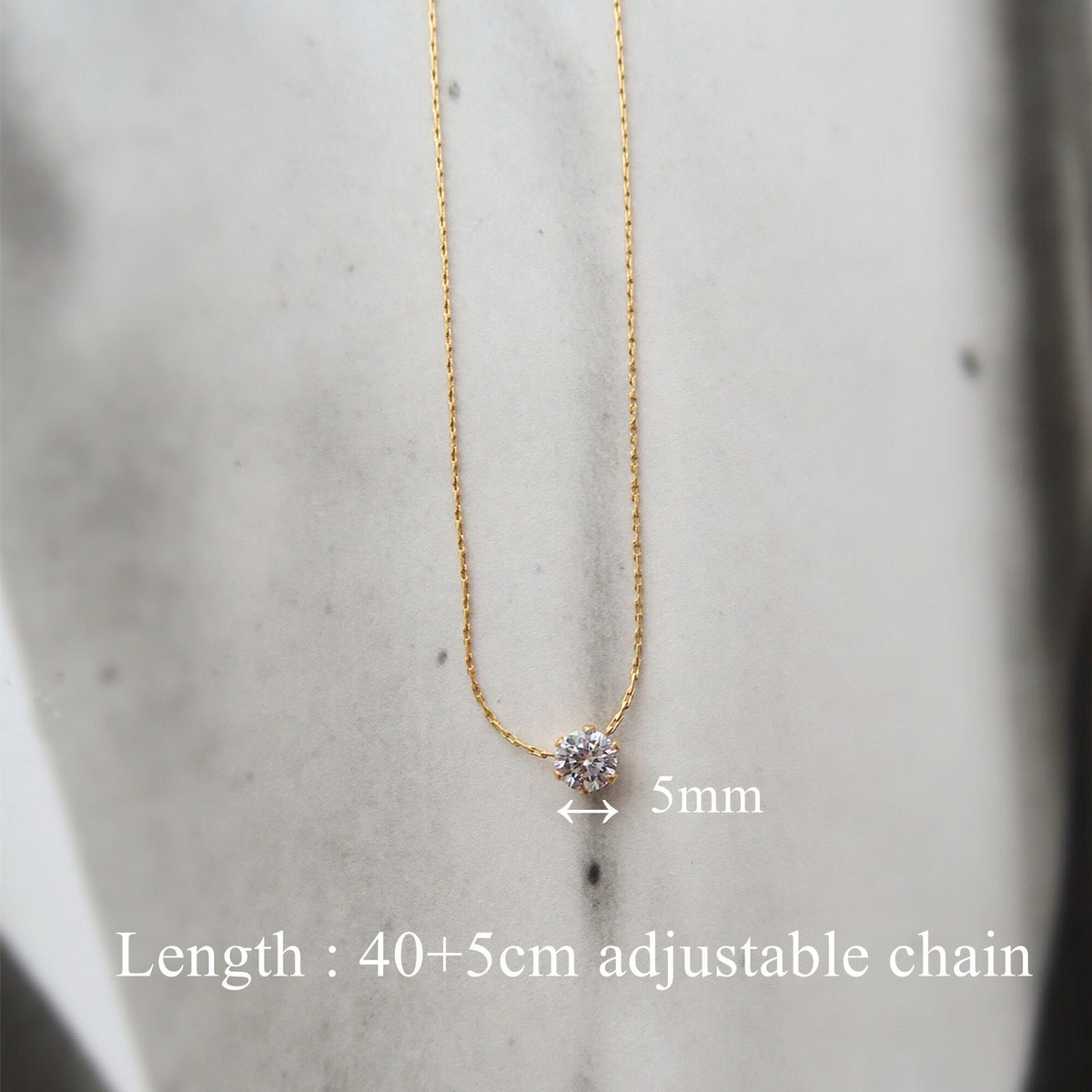 Collier pendentif zircon imitation diamant : zircon 5 mm, chaîne 40 cm + 5 cm de rallonge