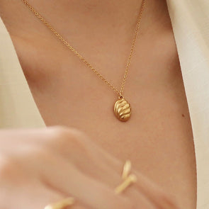Dainty Gold Shell Shaped Medallion Pendant Layering Necklace