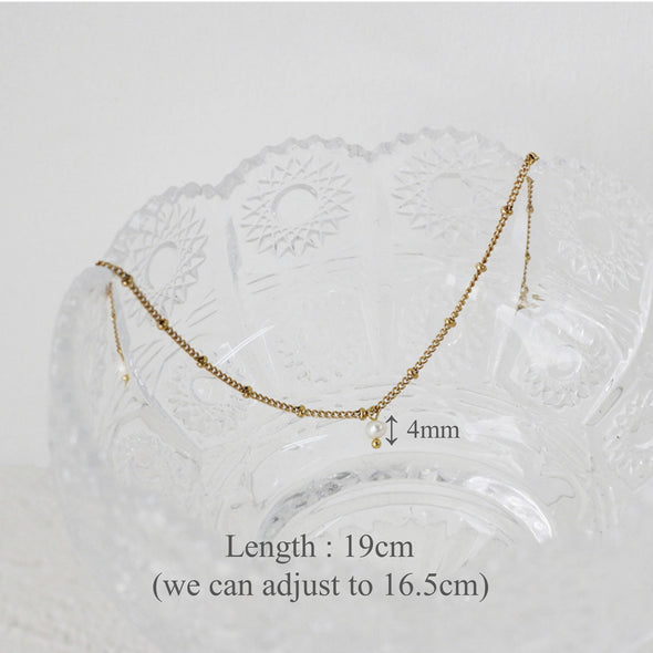 Bracelet chaîne fine or petites Boules avec perle blanche style minimaliste