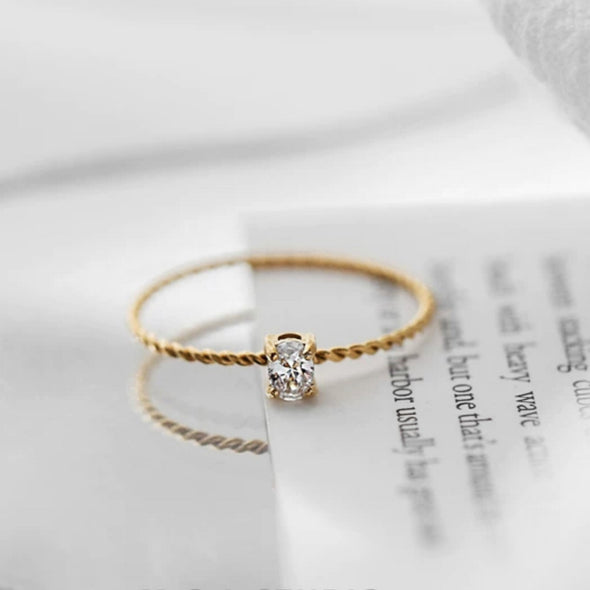 Bague Anneau Torsadée Fine Plaqué or avec Diamant Ovale en Zircon Blanc style Minimaliste, Cadeau pour elle