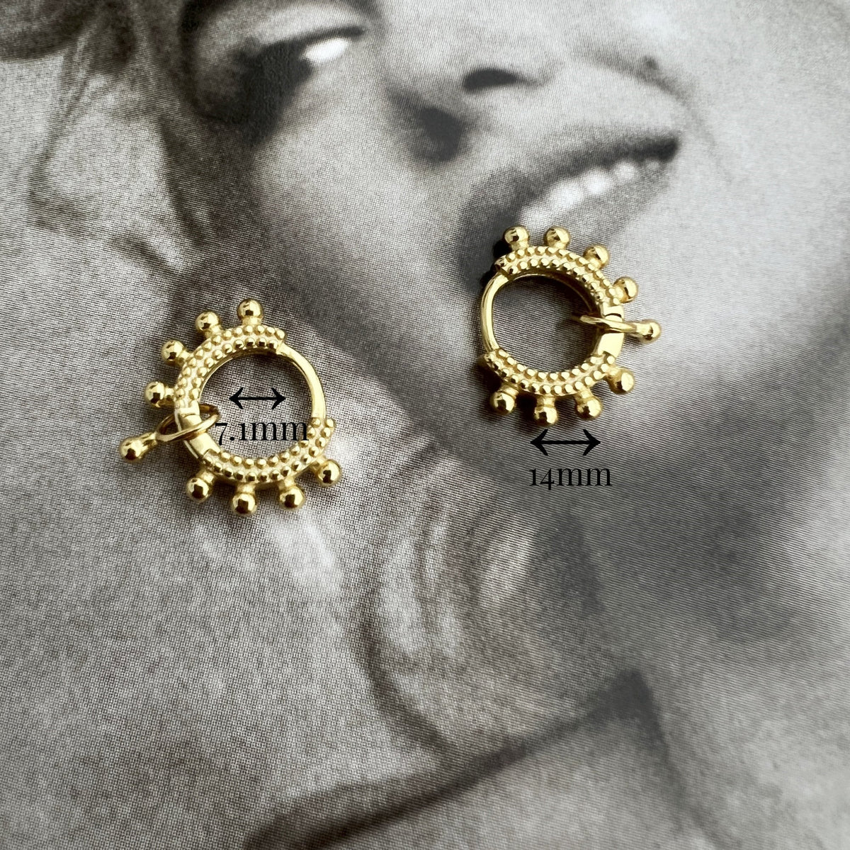 Mini Boucles D'oreilles Style Huggie Dorées | Accessoires | PLT FR Mini Boucles D'oreilles Style Huggie Dorées | Accessoires | PLT FR
