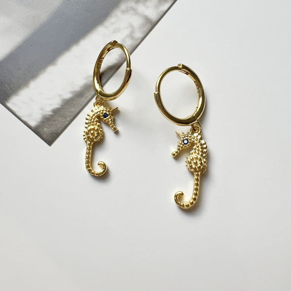 Petites Boucles d’oreilles Mini Créoles Hippocampe avec Zircons Plaqué Or et Argent style Bohème