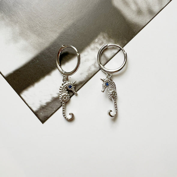 Petites Boucles d’oreilles Mini Créoles Hippocampe avec Zircons Plaqué Or et Argent style Bohème