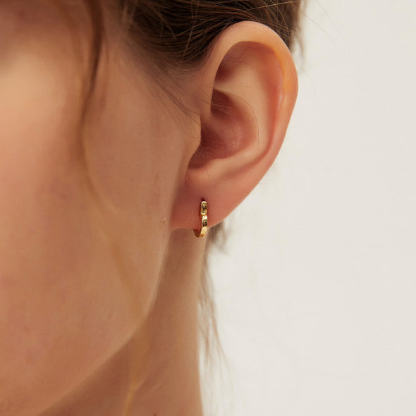 Petites Boucles d’oreilles Mini Créoles Cœur Plaqué Or et Argent style Minimaliste
