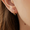 Petites boucles d&#39;oreilles Créoles Perles Plaqué Or style minimaliste