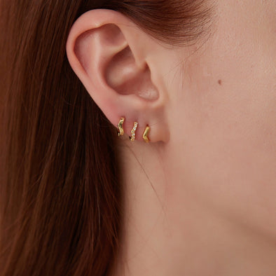 Boucles d’oreilles Mini Créoles Forme V Plaqué Or ou Argent Rhodié
