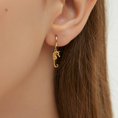 Petites Boucles d’oreilles Mini Créoles Hippocampe avec Zircons Plaqué Or ou Argent Rhodié style Bohème