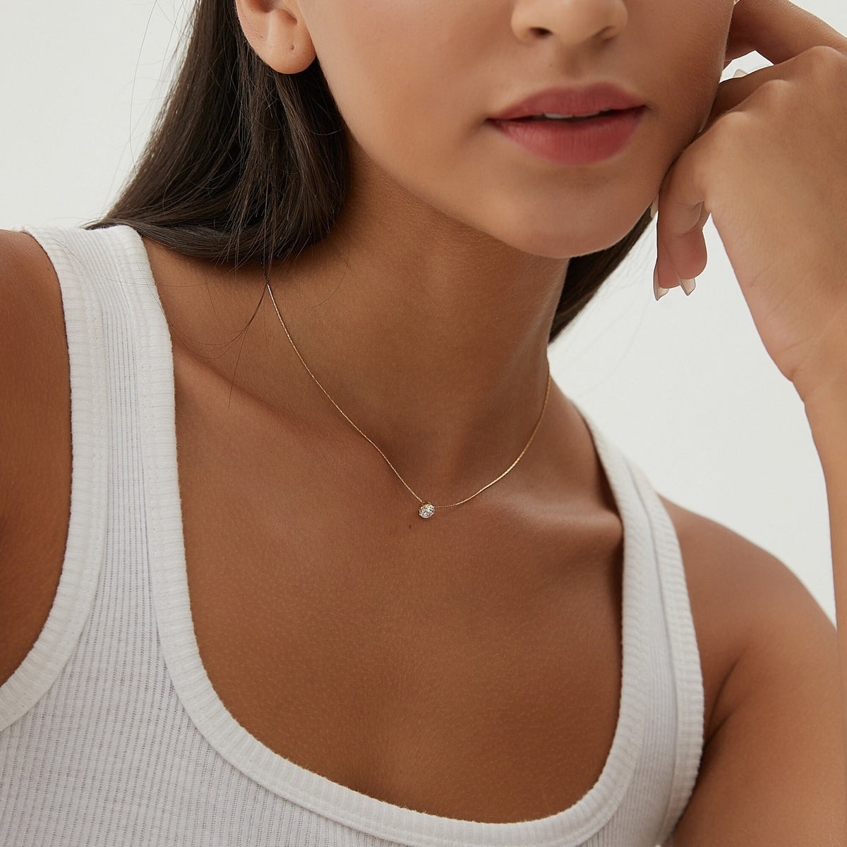 Collier pendentif zircon imitation diamant porté au cou, plaqué or